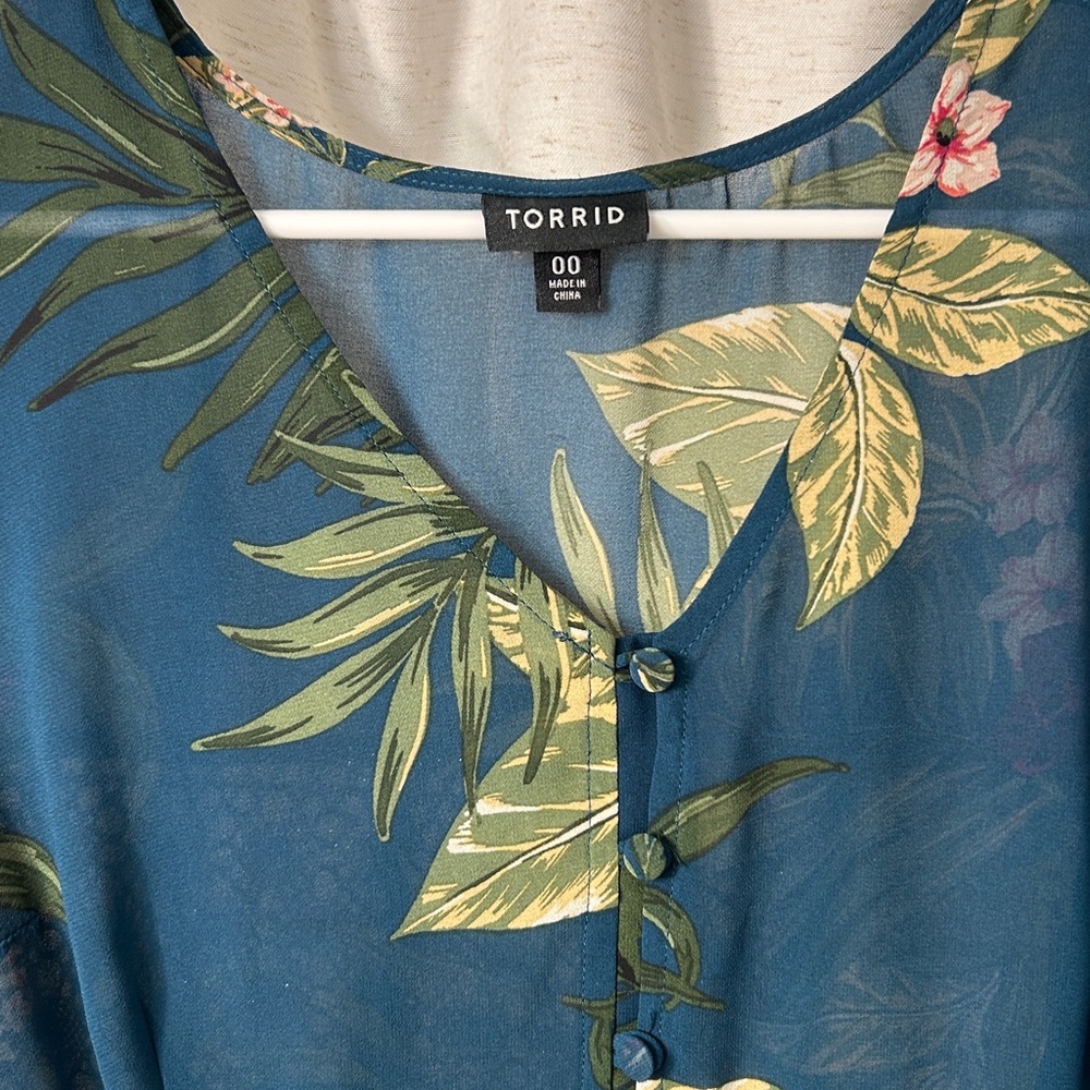 Torrid High -Low Floral Top
Size 00
Beautiful - Picture 2 of 6